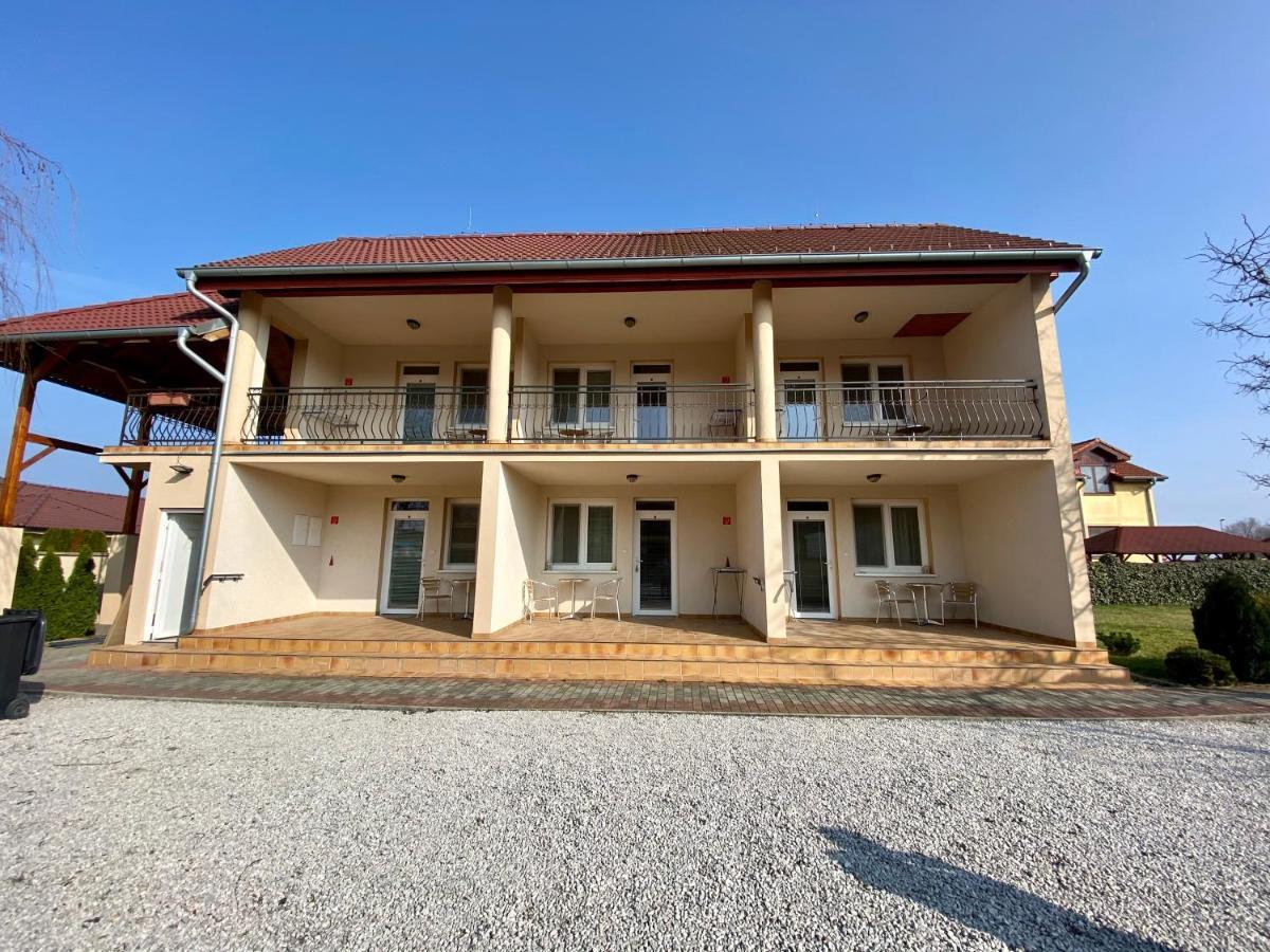 Apartmanovy Dom Flora Veľký Meder Exterior foto